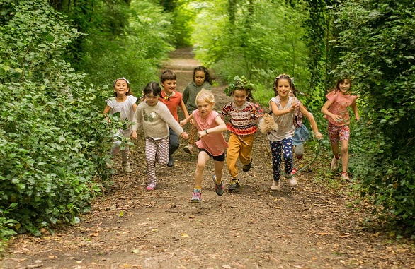 Niños en actividades al aire libre en La Colmena